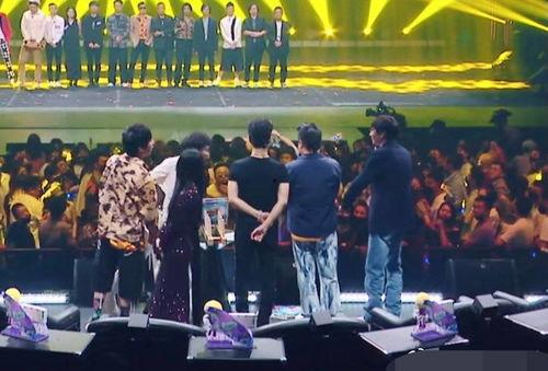 周深吃瓜现场视频,趣味互动引网友热议